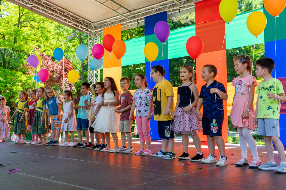Разнообразна празнична програма подари Община Ямбол на децата за техния празник. Малчуганите се забавляваха с цирково представление, клоуни, творчески...