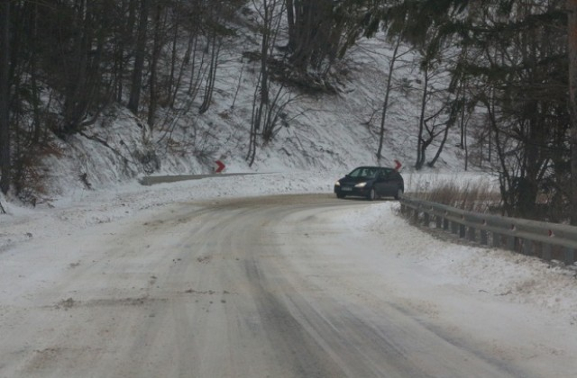 Пътищата в планинската част на община Сливен са проходими при зимни условия. Обработени са участъци с риск от заледявания по пътищата за Карандила, Меча...