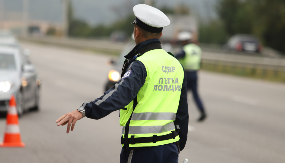 МВР - на пътя и по време на коледните празници. От Пътна полиция вече обявиха, че над 900 мобилни екипа и 300 камери ще следят за нарушители на пътя, а...