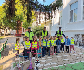 Пътна полиция в Сливен с беседи по безопасност на движението в училища и детски градини