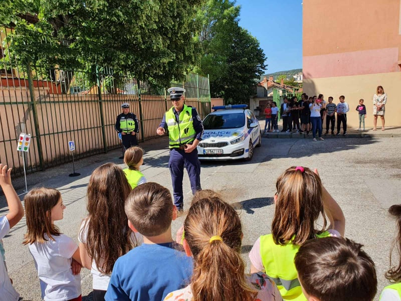 Сектор „Пътна полиция” продължава своите обучителни беседи по безопасност на движението в училища и детски градини в глад Сливен и областта. От началото...