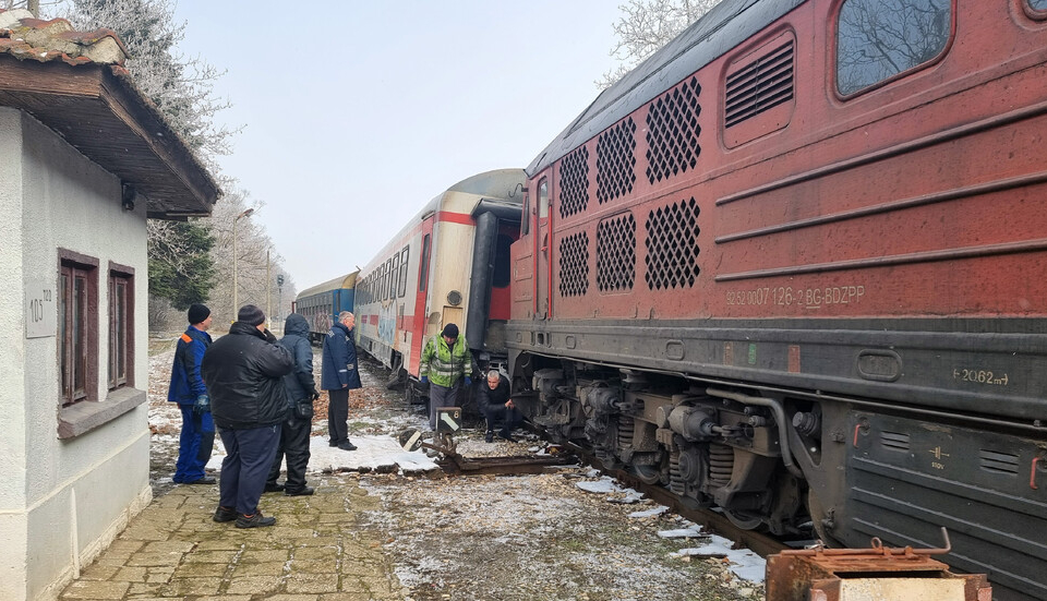 Сутрешният влак от село Кардам за Добрич и Варна дерайлирал на прелез в селото, малко след като е потеглил от жп гарата.  
На място има екипи на Национална...