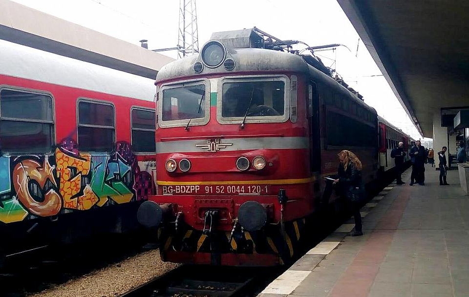Големи закъснения и в сряда на влаковете, пристигащи и заминаващи от Централна гара София, заради инцидента в късния следобед във вторник, при който маневрен...