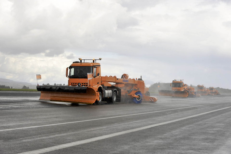 Фирмите, които поддържат автомагистрала "Тракия" и пътищата от републиканската мрежа на територията на Ямболска област, имат необходимата почистваща техника...