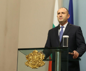 Радев връчва флага ни на антарктическата експедиция