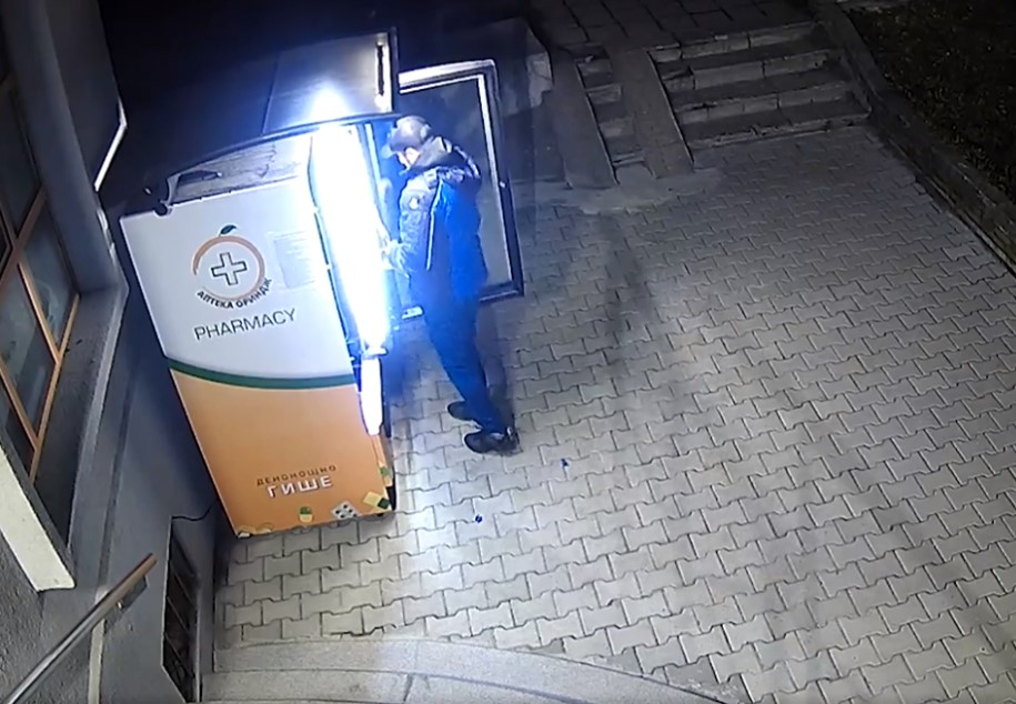 Груба вандалска проява в Ямбол. Разбиха единствения вендинг автомат за лекарства в града. Охранителна камера е заснела лицето на извършителя, който е действал...