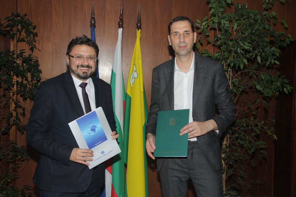 Генералният директор на БТА Кирил Вълчев и кметът на Ямбол Валентин Ревански подписаха договор за ползване на помещение за създаване на пресклуб на БТА....