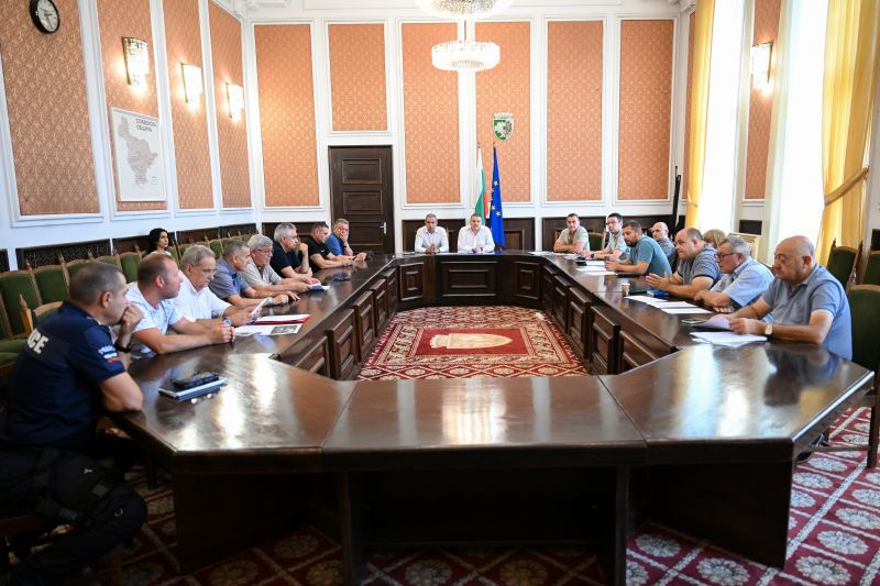 Комисията по безопасност на движението одобри технически проект за паркиране източно по бул. „Христо Ботев“, както и по ул. „Г. С. Раковски“ и ул. „Антим...