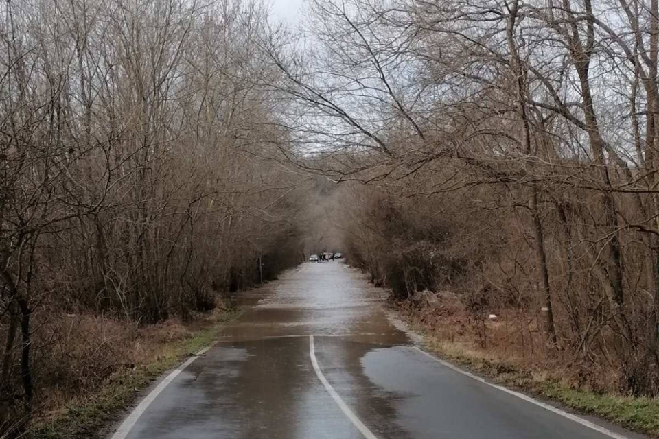 Ограничено е движението на автомобили в пътния участък между Ахтопол и Резово поради покачилото се ниво на река Велека вследствие на затлачване на устието...
