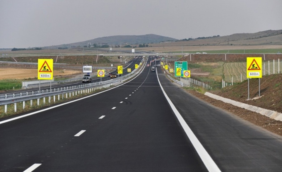 Движението в сливенския участък от магистрала Тракия от 237-ми до км 240 край пътен възел "Нова Загора" в посока Бургас се осъществява в една лента, заради...