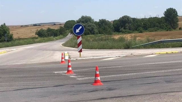 Движението по път Коневец – ГКПП Лесово от км 283+667 до км 321+788 се осъществява двупосочно в една лента поради ремонтни дейности на асфалтовата настилка,...