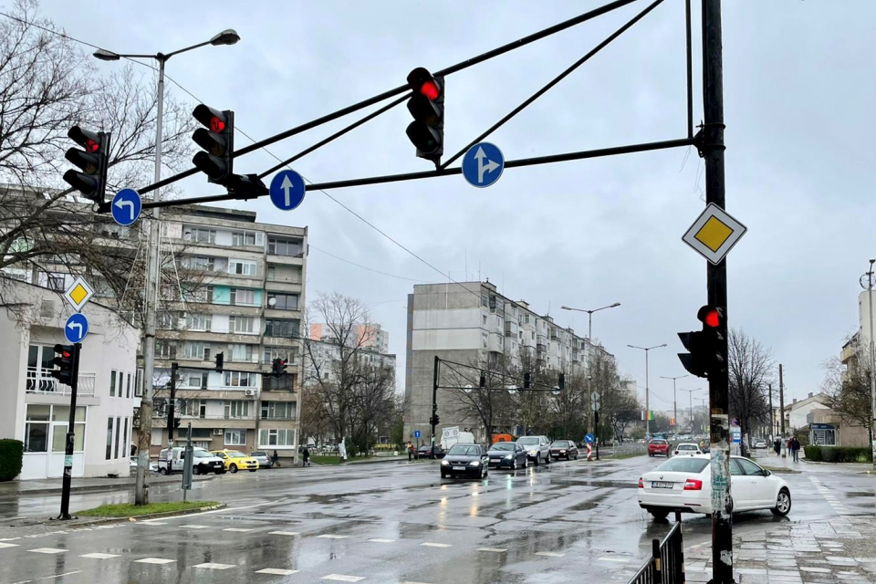 От 7 април, сряда, светофарите на кръстовището до новата поща в Ямбол ще бъдат изключени, поради монтирането на нови светофарни секции и контролери.
Светофарната...