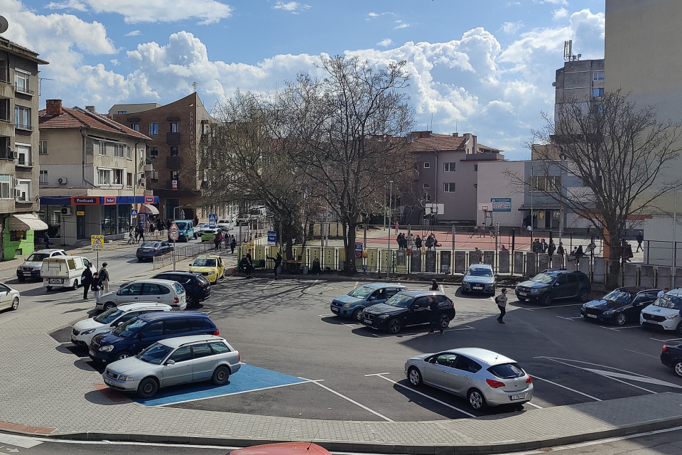 Община Ямбол продължава да извършва ремонти дейности на различни места в града.
Започна оформянето на паркинг зад бл.72 и бл.74 в ямболския квартал „Граф ...