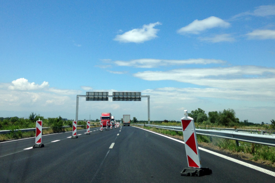 В следобедните часове днес се предвижда да започне полагане на маркировка в платното за София в ремонтирания участък от магистрала "Тракия" в област Пазарджик...