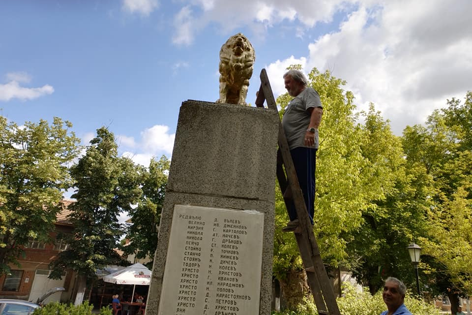 Днес завърши реставрацията на паметника на загиналите във войнитеболяровци.Издигнат през 1934 г. в центъра на Болярово в градината пред НЧ „Възраждане-1912“,...