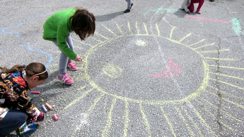 На 1 юни, по случай Международния ден на детето, община Стралджа организира арт работилница "Рисунка на асфалт" от 11,30 часа.
По-късно от 12,30 на сцената...
