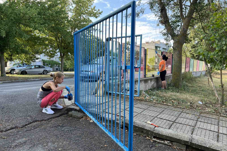 Родители на деца от Болярово  освежиха оградата на  детска градина днес.Въпреки високите температури,те успяха да я боядисат в по-голямата и част, съобщават...