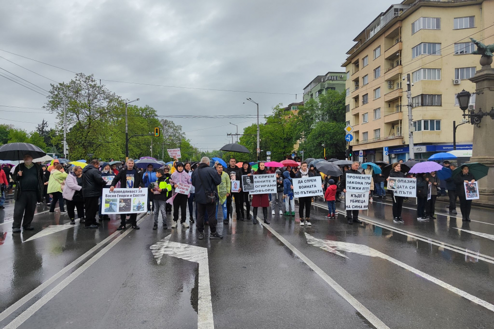 На прага на новата учебна година сдружение "Ангели на пътя" организира митинг-шествие под наслов: "Стоп на пътните убийства! Да пазим децата - бъдещето...