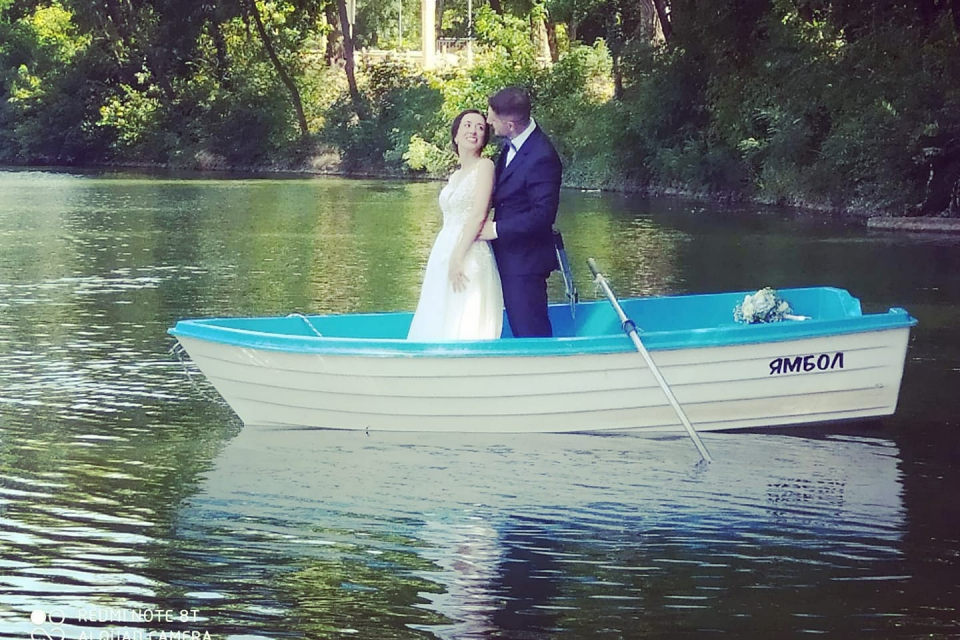 Романтично! Младоженци си подариха разходка с лодка по река "Тунджа" в Ямбол.Водните атракциони в града стават все по-привлекателни.
Мая и Андриян Обретенови...