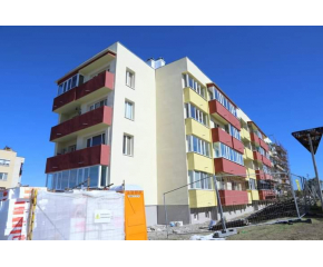 Санират два жилищни блока в Стралджа 