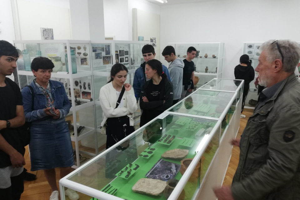 С образователно посещение на Археологическата експозиция в Историческиямузей – Елхово започнаха проявите, посветени на Седмицата на музеите вобщина Болярово.Ученици...