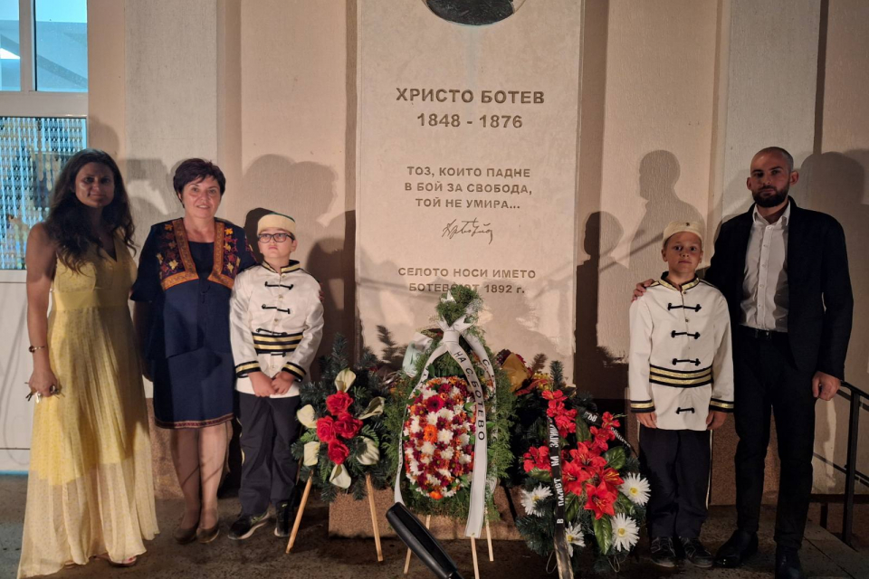"На 02 юни честваме Деня на Ботев и всички загинали за свободата на България. На този ден през 1876 загива геройски в битка Христо Ботев, поет, публицист...