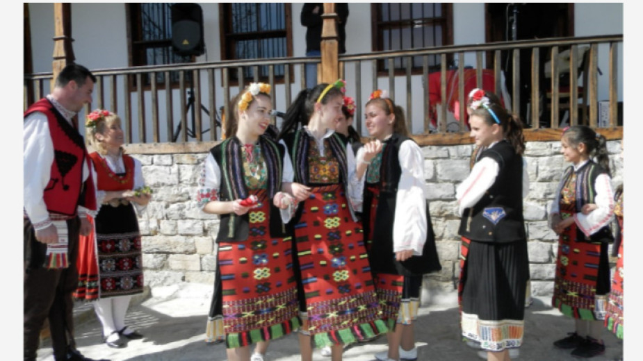 В Ямболското село Генерал Инзово днес ще се проведе фестивалът „Модата се мени, фолклорът остава“. В програмата е предвиденоизложение на традиционни гозби...