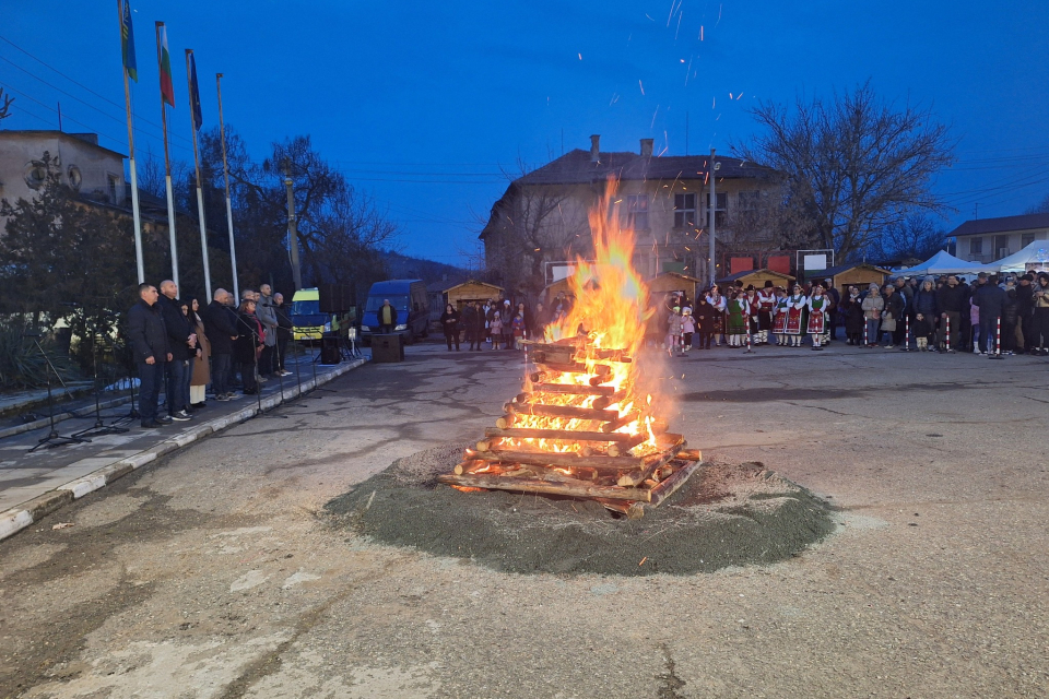 





В навечерието на Сирни заговезни в село Овчи кладенец пресъздадоха обичая Прошка.


Във фолклорната програма участваха гости от Раднево,...