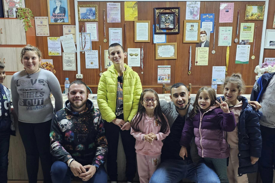 
Село Роза се включи в инициативата на Фондация „Четене“ - „Национален ден на четенето“ с четене на детски приказки от кмета на селото Енчо Йоргов и общинският...