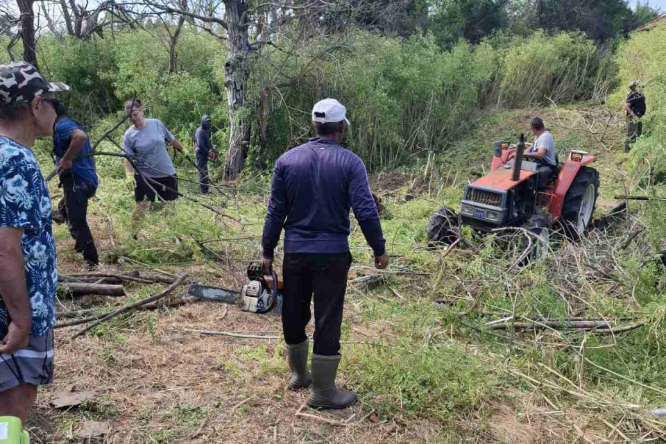 „Природата взема, но и дава“, казват с горчива усмивка местните жители на село Воден, докато рано сутрин продължават да косят тревата, да режат храстите...