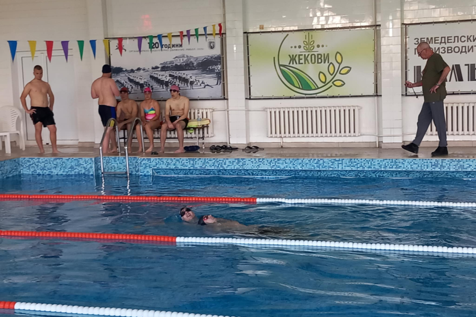 Със заключителни изпити приключиха курсовете за „Воден спасител на плувни басейни и водни паркове” и „Воден спасител на открити водни площи и море“, организирани...