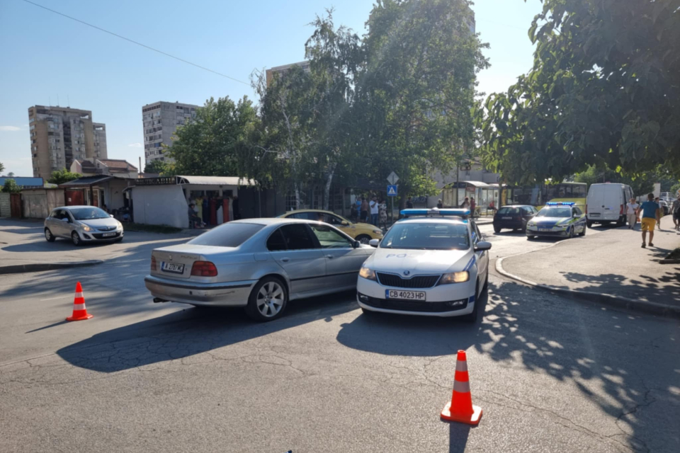 В РУ-Ямбол е задържан 21- годишен чужденец, който с противозаконно отнет лек автомобил с поставени чужди регистрационни табели е превозвал мигранти. Вчера...