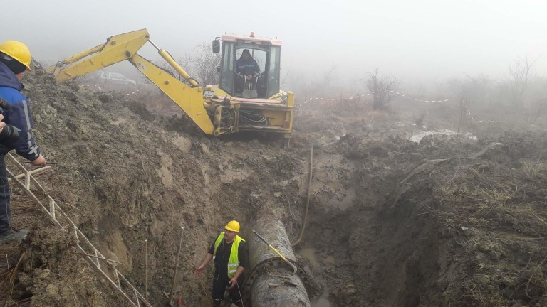 10 нови теча по водопровода на язовир "Тича" са установени в Шумен след пускането на водата в града вчера сутринта.Едната от авариите е при село Хан Крум...