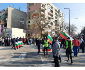 Силистра излезе на протест срещу ТИР-овете в града (видео)