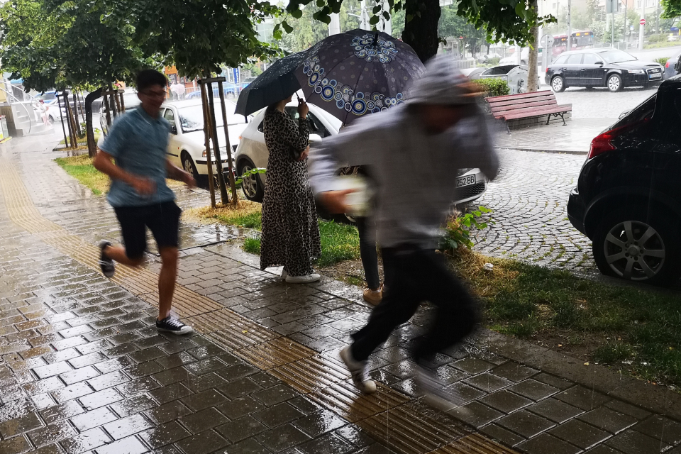 Силна буря се разрази в София в четвъртък сутрин. Наводнени са подлези в центъра на града, предаде БГНЕС. Пороят започна малко преди 09.00 ч. 
Днес за...