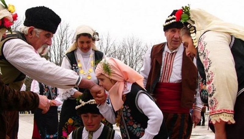 Българската православна църква почита днес църковния празник Неделя сиропустна, наричан от народа Сирни Заговезни. Празникът е известен още и като Прошка,...