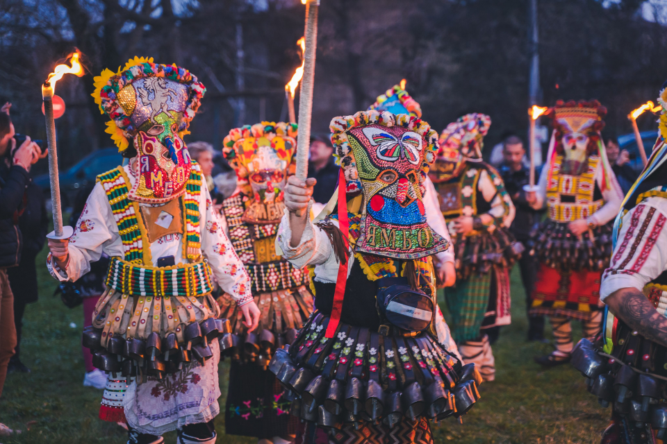 В квартал „Каргон“ бяха представени два обичая, които по традиция присъстват в програмата на маскарадния фестивал „Кукерландия“.
Самодейци от Народно...