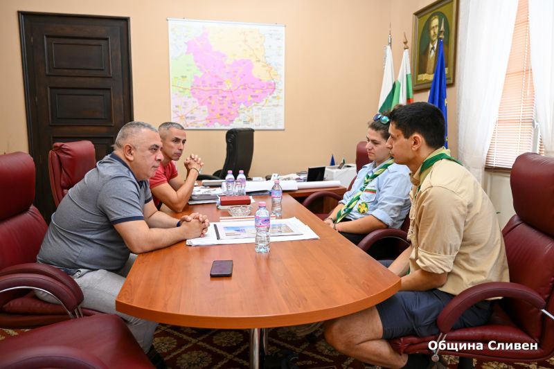Кметът Стефан Радев посрещна ръководителите на Националния летен скаутски лагер, който се провежда в местността Абланово. Иван Чернов и Йоана Григорова...