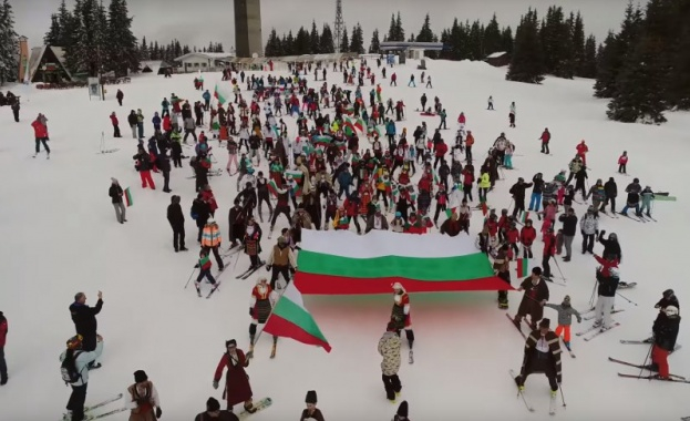 Пампорово отбеляза националния празник със ски спускане с носии и знамена. Над 1000 скиори и сноубордисти от цялата страна се включиха в празничното шествие...