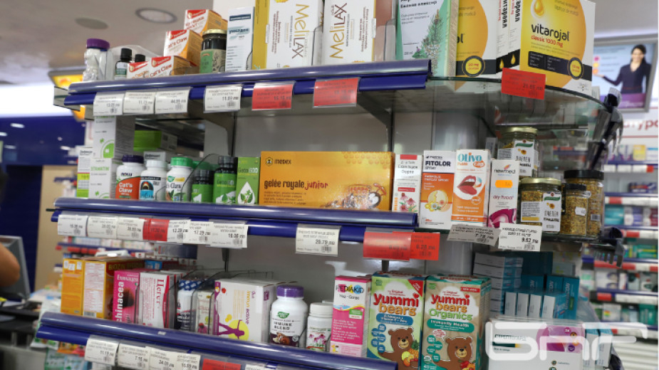 С между 20 и 50 процента са се вдигнали цените на масовите лекарства, използвани при простуда, показа проверка на БНР в аптеките в София.
По-скъпо струват...
