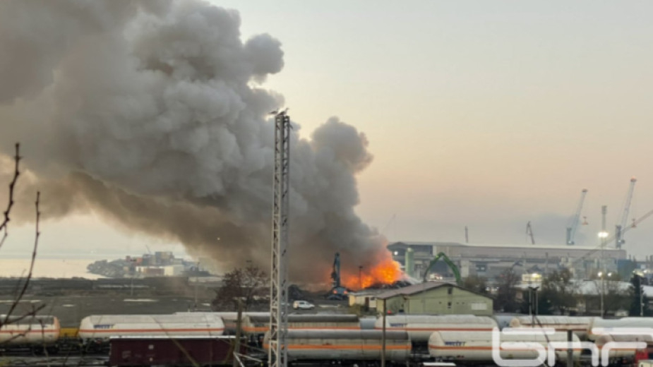 Пожар гори в района на Пристанище Запад в Бургас, където купчина със скрап и отпадъци се е запалила.
Пет противопожарни автомобила с 14 огнеборци гасят...