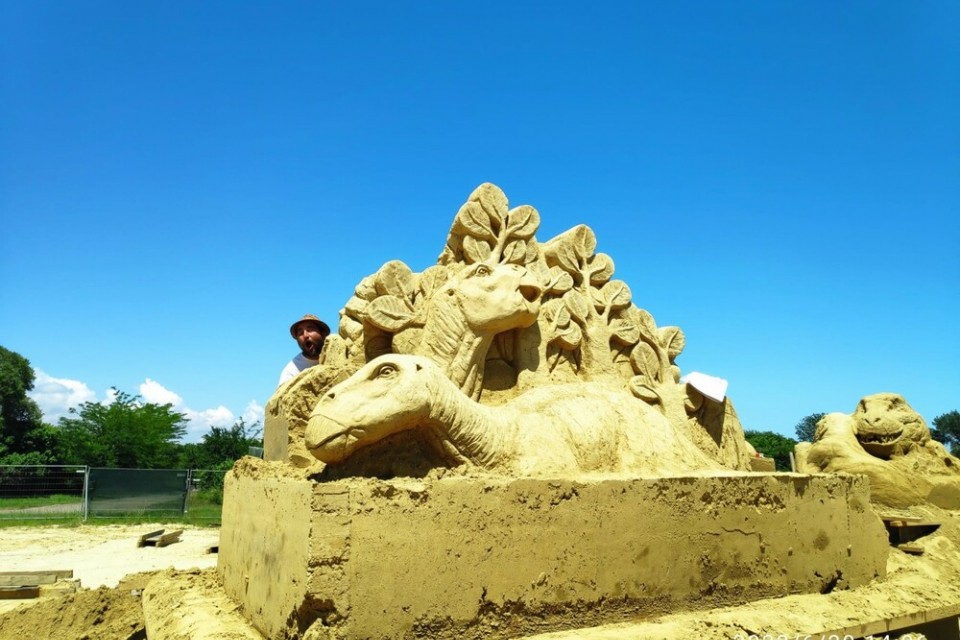 Скулптури на праисторически животни ще има на пясъчния фестивал в Бургас. Фестът ще бъде открит в началото на юли.
"Извайването на фигурите от пясък е...