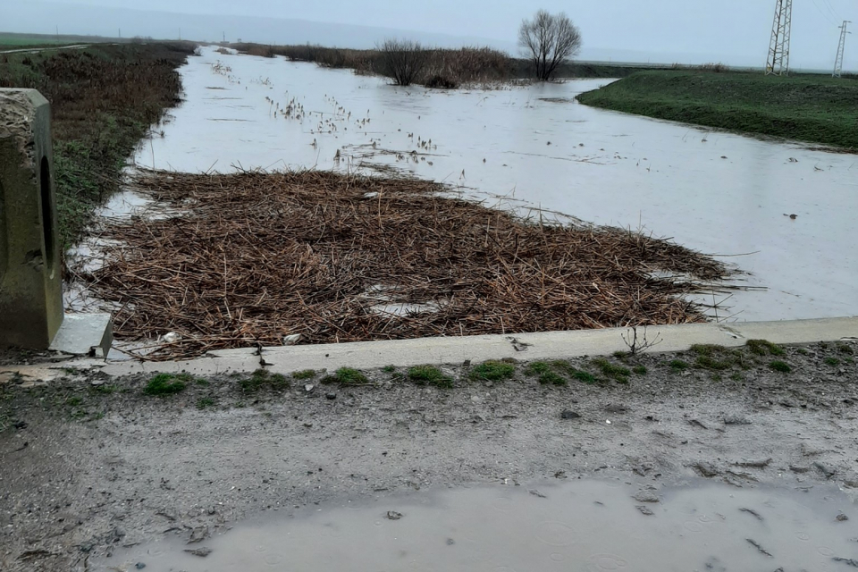 Продължава покачването на нивото на река Мараш край селата Лозенец и Атолово. Скъсана дига на река Касаплийска край село Лозенец е причина да бъдат наводнени...
