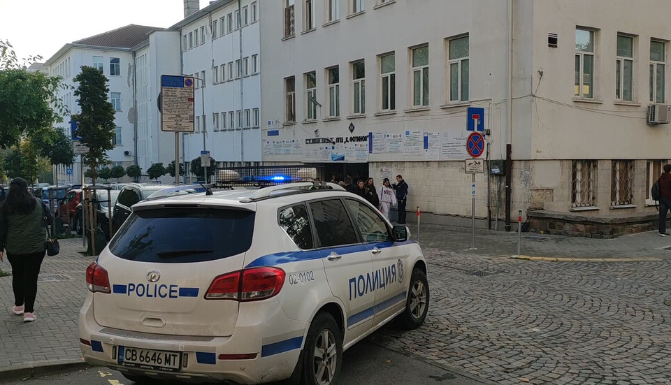 Пореден случай на агресия между деца - този път в Бургас. В четвъртък сутрин се наложи евакуация на възпитаниците на СУ „Иван Вазов” в морски град, след...