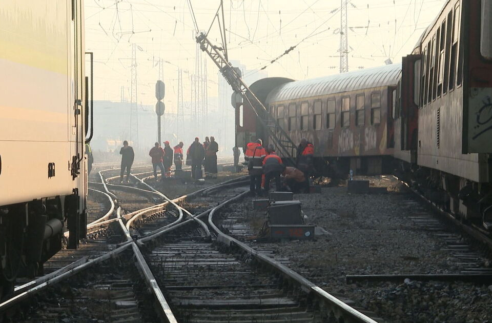 152 закъснели влака, 24 отменени и 4 отклонени - това е равносметката до този момент след вчерашния инцидент на Централна гара София, при който вагон от...