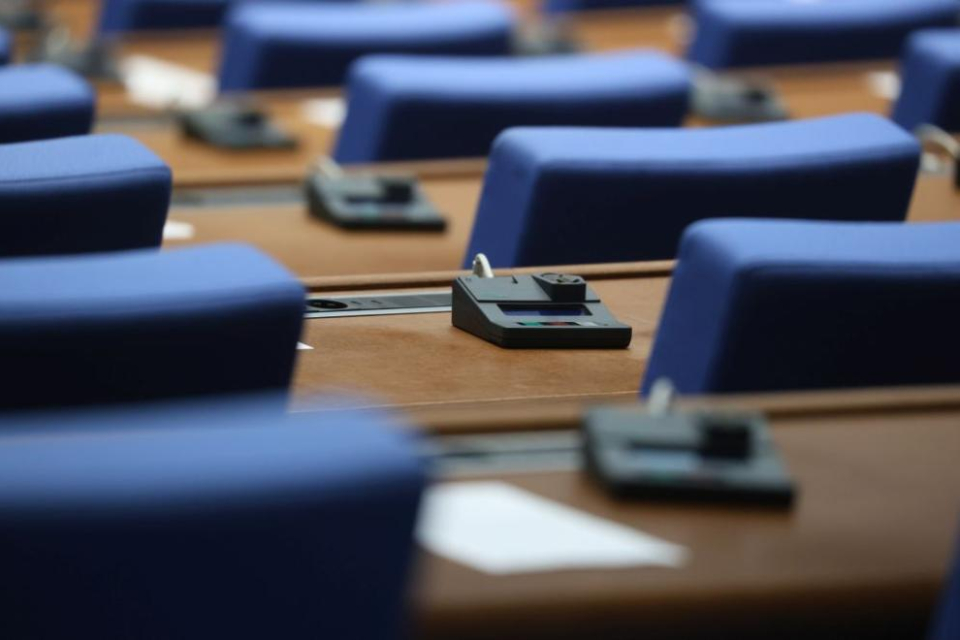 Народното събрание започна работа през новата пленарна сесия. 210 депутати се регистрихаха в пленарната зала.
В началото на заседанието председателят...