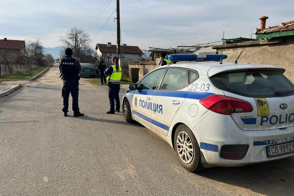 Районът и паркингът до кооперативния пазар в Казанлък продължават да са отцепени след вчерашния масов бой между две ромски фамилии. 
В него участваха...