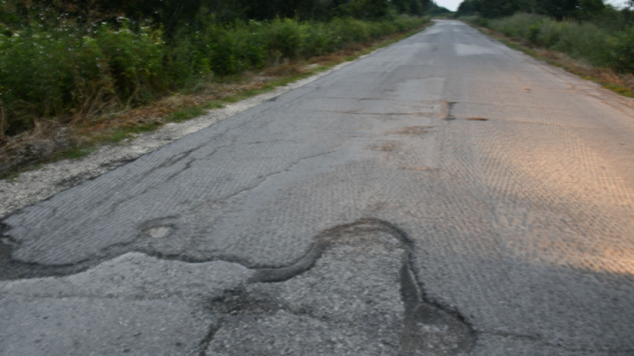 Днес започва ремонтът на 6,7 км от път II-53 Калчево - Победа - Челник, между 161-ви и 168-ми км, в област Ямбол, съобщават от Агенция Пътна инфраструктура.
Припомняме,...