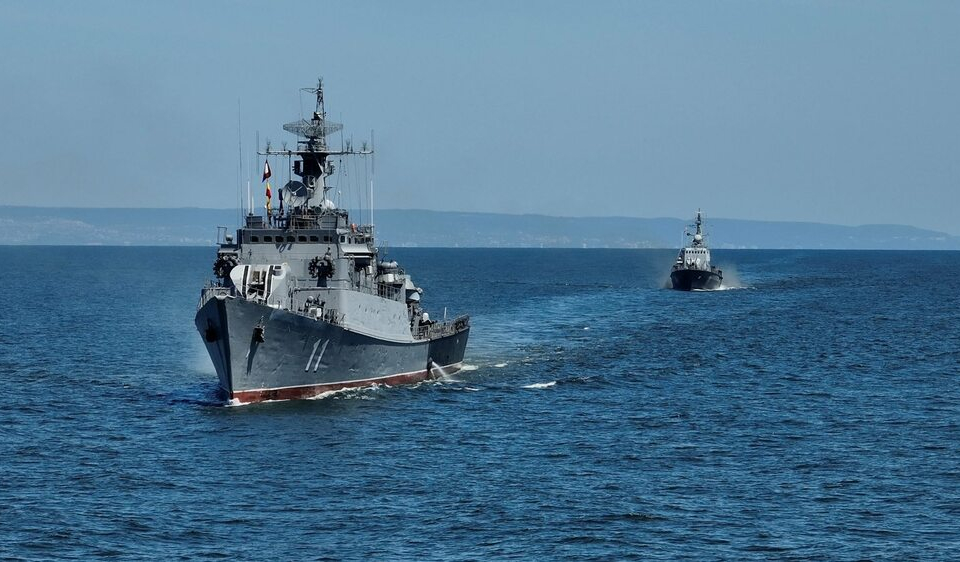 Във връзка с получена информация за експлозия на морска мина в близост до черноморския курорт Костинещи в Република Румъния, Военноморските сили на Република...