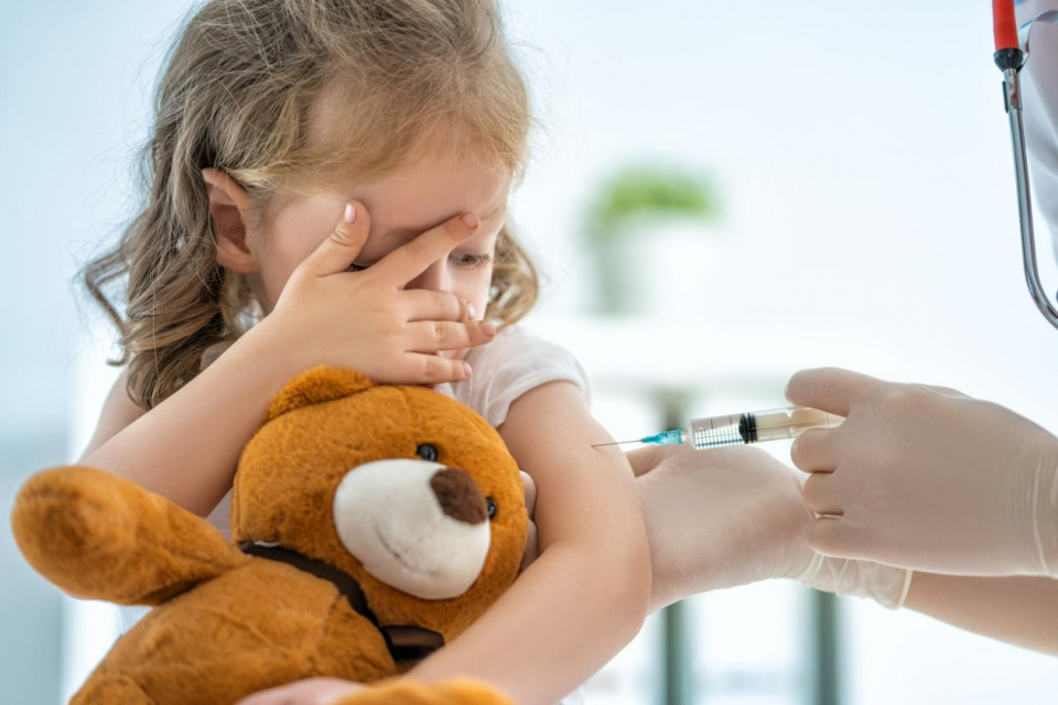 Очаква се днес да бъдат поставени ваксини срещу ковид на първите десет деца на възраст от пет до 11 години в Сливенско, съобщиха от Областния кризисен...